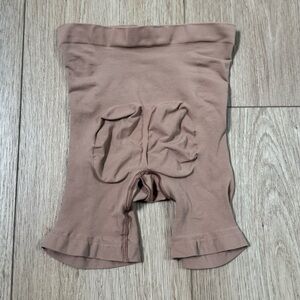 Skims seamless sculpt shorts size Medium